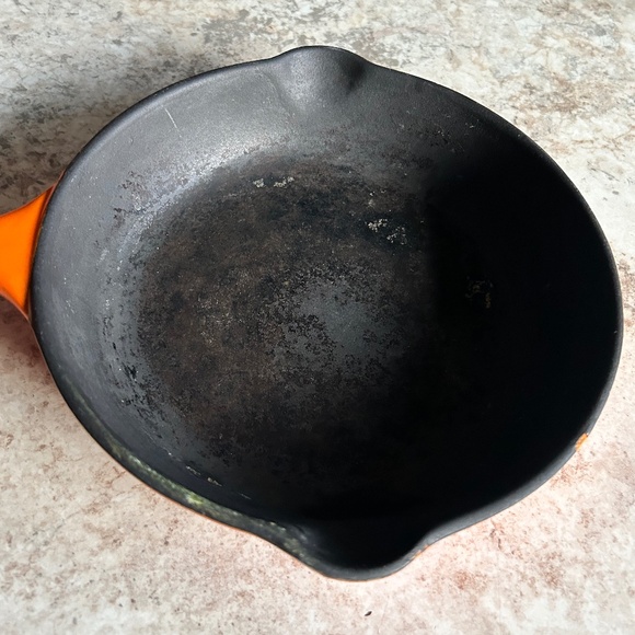 Le Creuset 7.5” Double Spout #20 Cast Iron Skillet - Picture 3 of 5